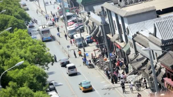 Los chinos, los trabajadores de las empresas y los turistas en el tráfico urbano por carretera — Vídeos de Stock