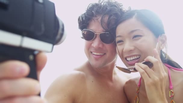 Coppia sulla spiaggia con videocamera — Video Stock