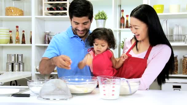 Дівчина на кухні з батьками — стокове відео