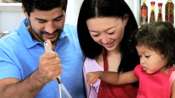 Pareja con hija preparando ingredientes — Vídeos de Stock