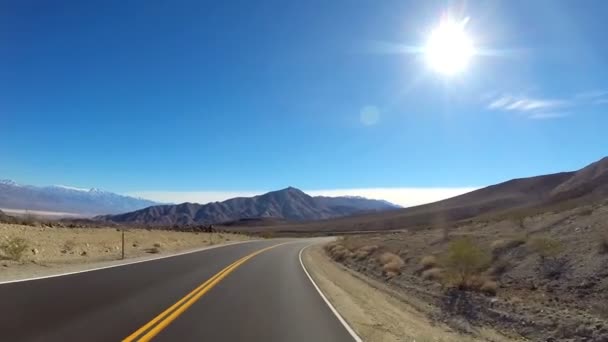 Conducir a través del paisaje del desierto — Vídeos de Stock