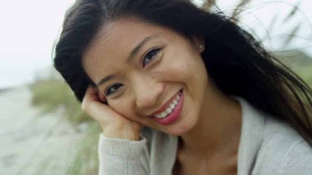 Mujer al aire libre sonriendo a la cámara — Vídeos de Stock