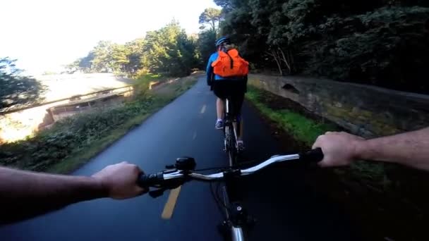 骑自行车旅行夫妻一起做运动 — 图库视频影像
