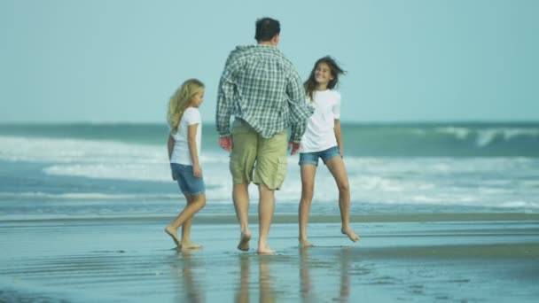 Vader met dochters spelen op strand — Stockvideo