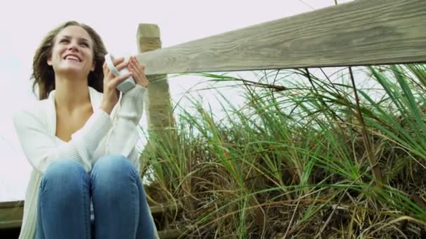 Chica en la playa bebiendo café — Vídeos de Stock