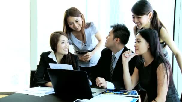 Equipe de negócios asiática na sala de reuniões — Vídeo de Stock