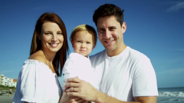 Ouders houden zoon op zandstrand — Stockvideo