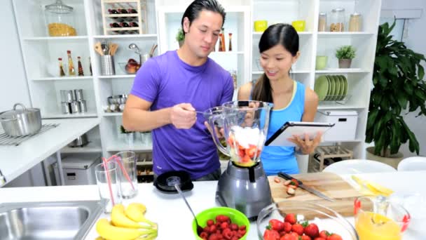 Pareja haciendo bebida de fruta orgánica — Vídeos de Stock