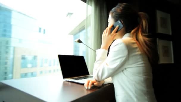 Businesswoman working in hotel apartment — Stock Video