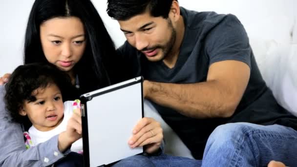 Meisje spelen op tablet met ouders — Stockvideo