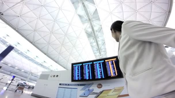 Mujer de negocios asiática en el Aeropuerto Internacional — Vídeo de stock