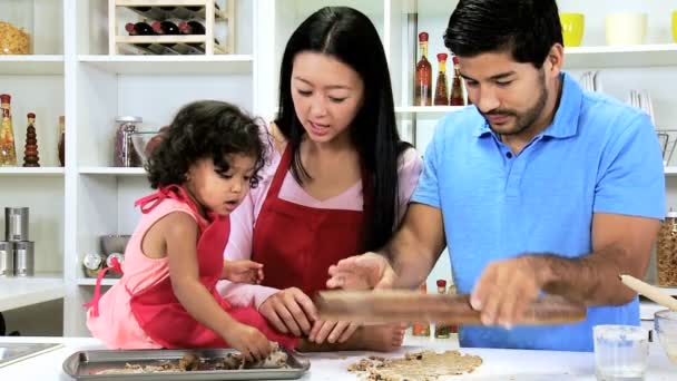 女孩与父母制作饼干 — 图库视频影像