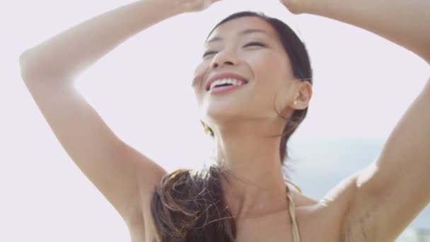 Mulher asiática desfrutando de férias na praia — Vídeo de Stock