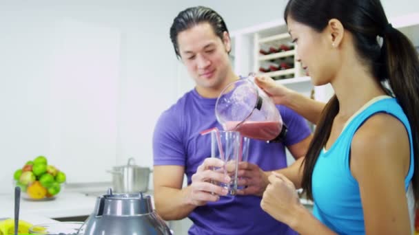 Couple pouring delicious organic fruit smoothie — Stock Video