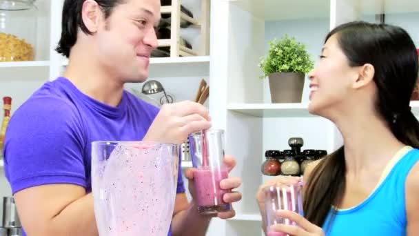Couple drinking fresh smoothie — Stock Video