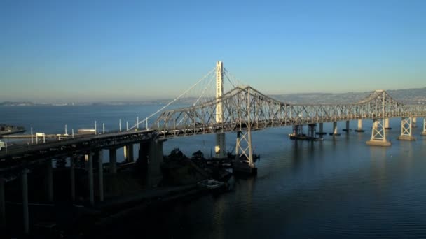 Verkeer op nieuwe Bay Bridge — Stockvideo