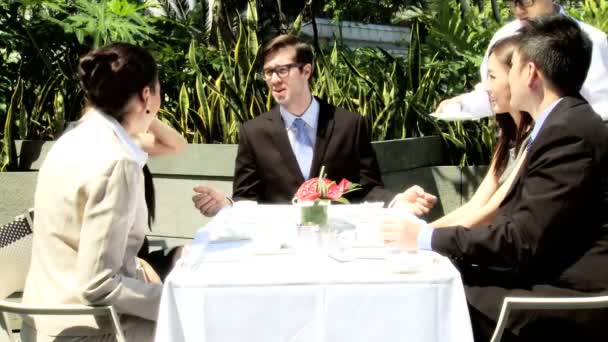 Geschäftskollegen im Dachrestaurant — Stockvideo