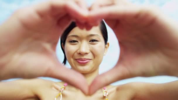 Mujer haciendo símbolo de forma de corazón — Vídeo de stock