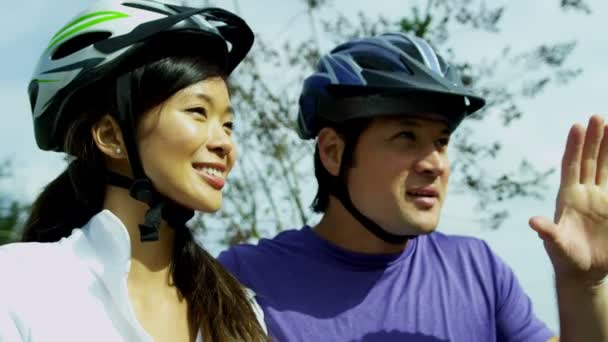 Feliz pareja étnica ciclismo juntos al aire libre — Vídeos de Stock