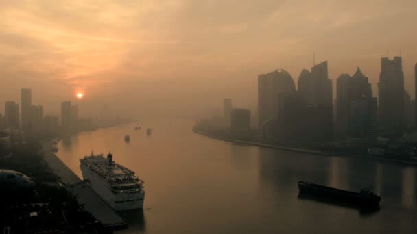 Stadsbild med morning haze — Stockvideo