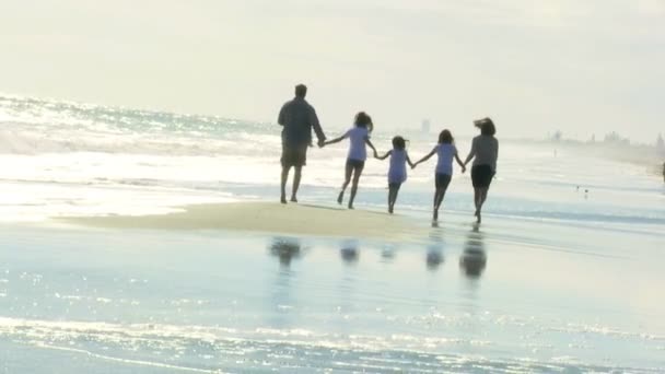 Eltern und Töchter am Strand — Stockvideo