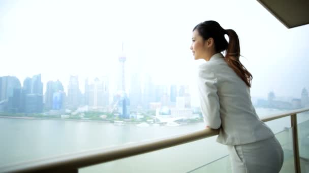 Mujer de negocios en balcón viendo paisaje urbano — Vídeos de Stock