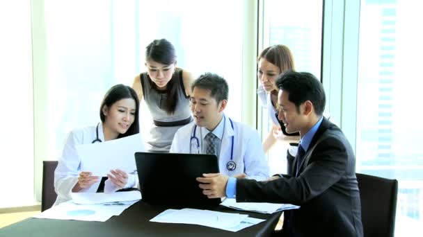 Médicos asiáticos usando laptop — Vídeos de Stock