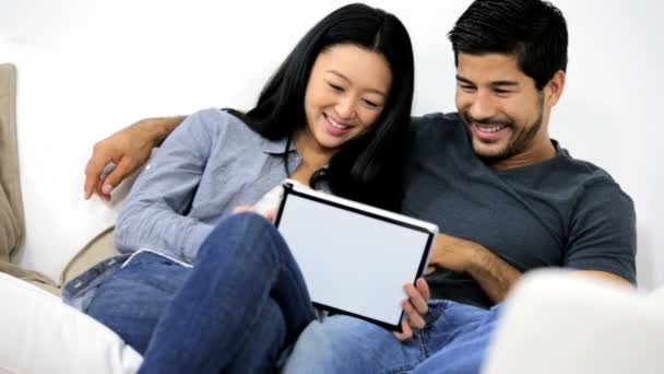 Пара вдома використовує планшет — стокове відео