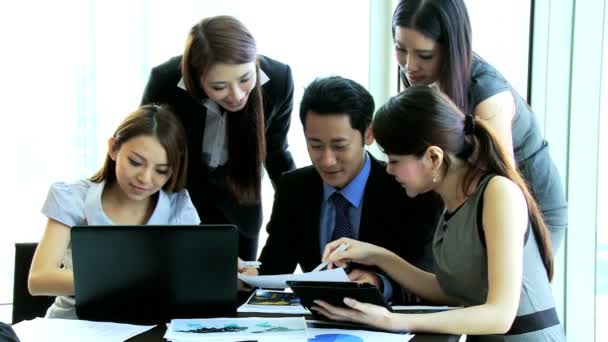 Equipe de negócios asiática na sala de reuniões — Vídeo de Stock