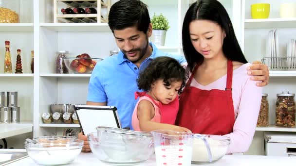 Couple with daughter at home kitchen — Stock Video