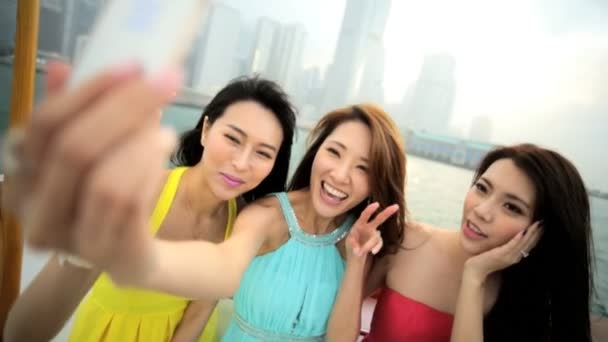 Mädchen machen Selfie auf Jacht — Stockvideo