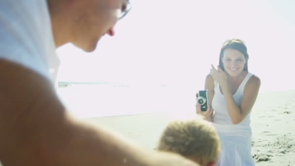 Niño con padre siendo fotografiado por mamá — Vídeo de stock