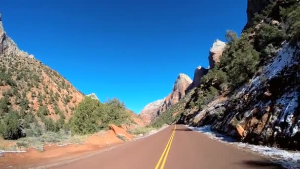 Viagem de estrada através da paisagem do deserto — Vídeo de Stock