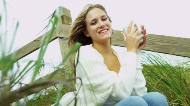 Chica en la playa bebiendo café — Vídeos de Stock