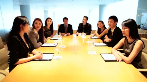 会議室での会議中に男性と女性のアジア ビジネス部門の同僚 — ストック動画