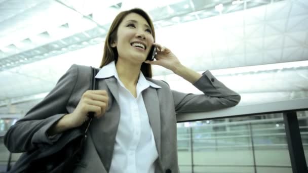 Бізнес-леді в сучасному міжнародному аеропорту — стокове відео