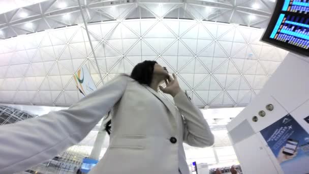 Mujer de negocios asiática en el Aeropuerto Internacional — Vídeo de stock