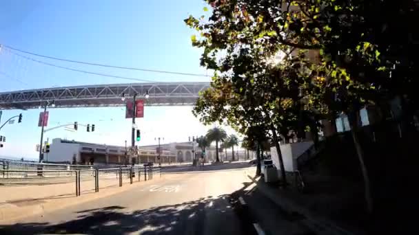 Fahrzeug fährt Küstenstraße entlang — Stockvideo
