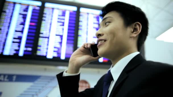 近代的な空港でアジア系のビジネスマン — ストック動画