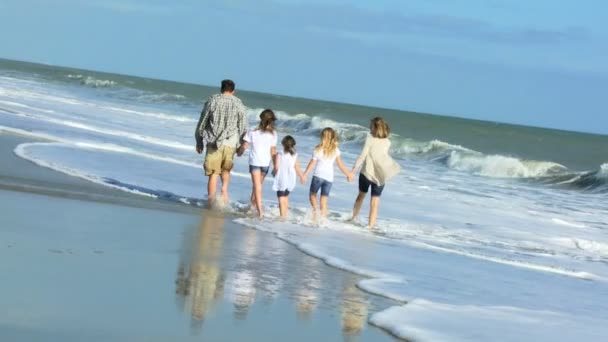 Rodziców z córkami na plaży — Wideo stockowe