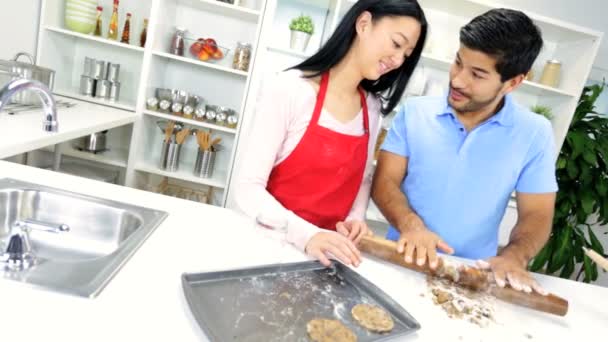 Mujer y marido haciendo galletas — Vídeos de Stock