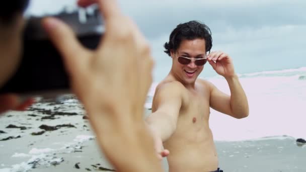 Feliz asiático chinês casal diversão fotografia praia férias — Vídeo de Stock