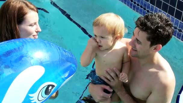 Familia divirtiéndose en la piscina — Vídeo de stock