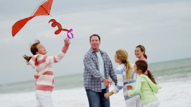 Keluarga dengan layang-layang terbang di pantai — Stok Video