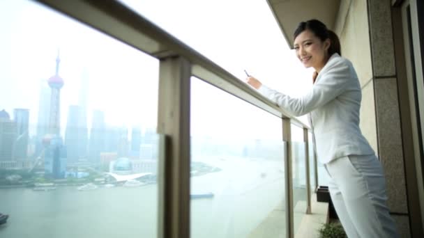 Mujer de negocios en balcón viendo paisaje urbano — Vídeo de stock