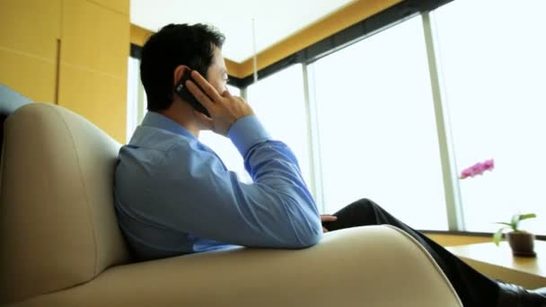 Бізнесмен говорить на смартфоні — стокове відео