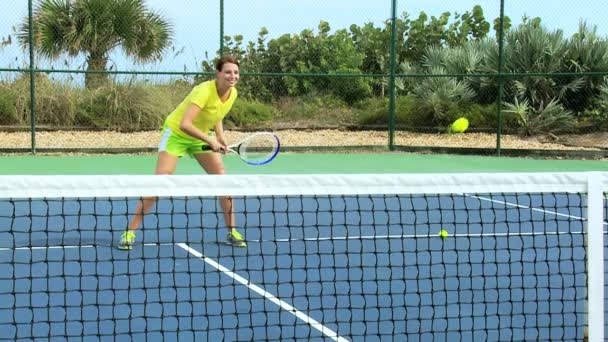 Jugadora de tenis haciendo ejercicio — Vídeo de stock