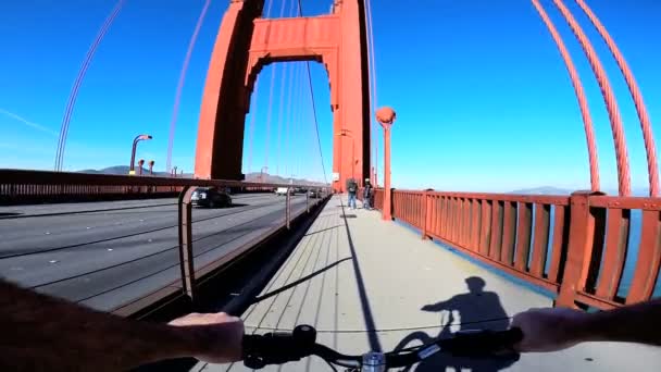 Rider bladeren op Golden Gate Bridge — Stockvideo