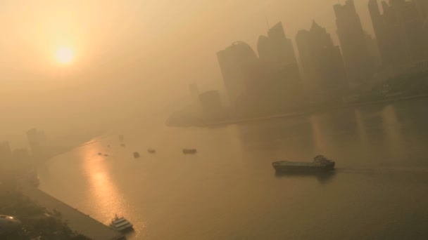 Paisaje urbano con neblina matutina — Vídeos de Stock