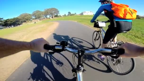 Jovem casal bicicleta equitação ao ar livre — Vídeo de Stock